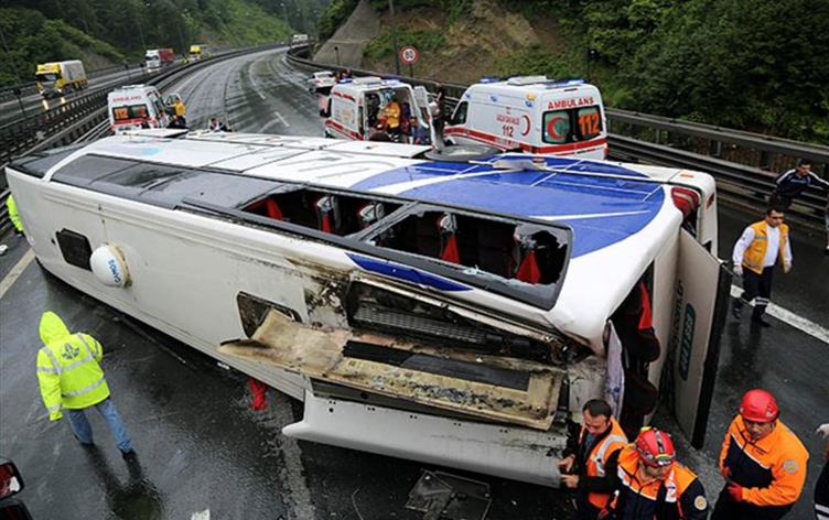İstanbul’da yolcu otobüsü devrildi: 3 ölü, 20 yaralı