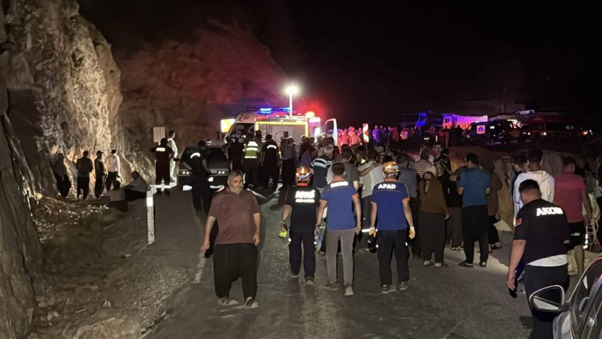 Adana'da otomobil uçuruma yuvarlandı: 1'i çocuk 5 kişi hayatını kaybetti