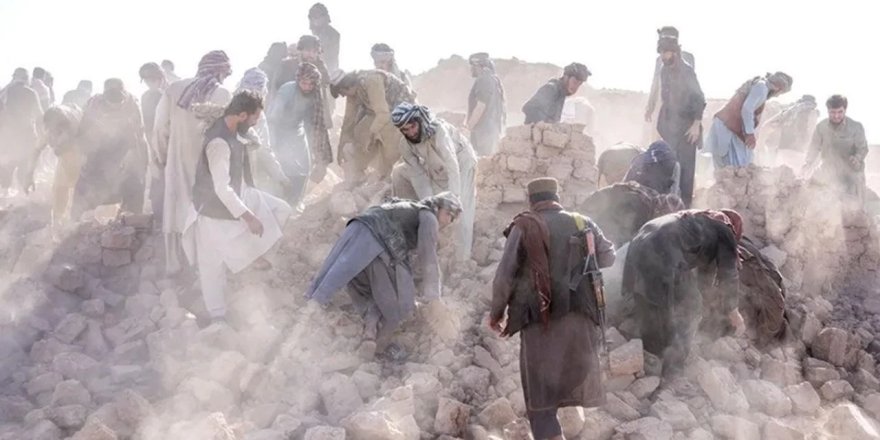 Afganistan’da 6 büyüklüğünde deprem: 800'den fazla kişi öldü