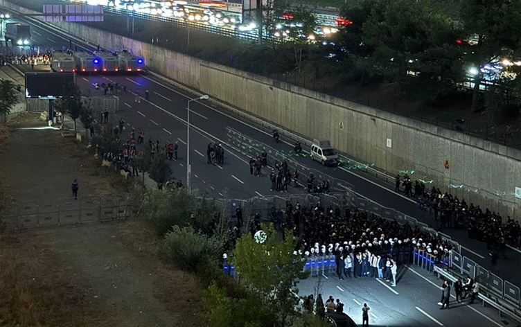 CHP İstanbul İl Binası önünde tansiyon yükseldi: Yeni bariyerler getirildi