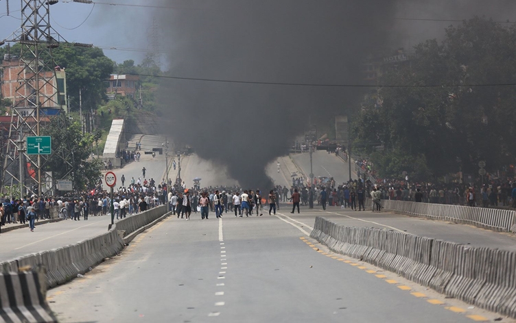 Şiddetli protestoların sürdüğü Nepal'de ordu sokağa indi