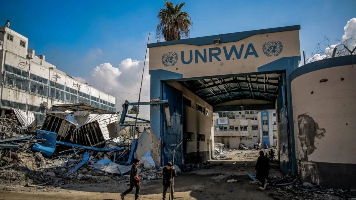 Soykırımcı İsrail, Gazze’de UNRWA Okullarını Bombaladı