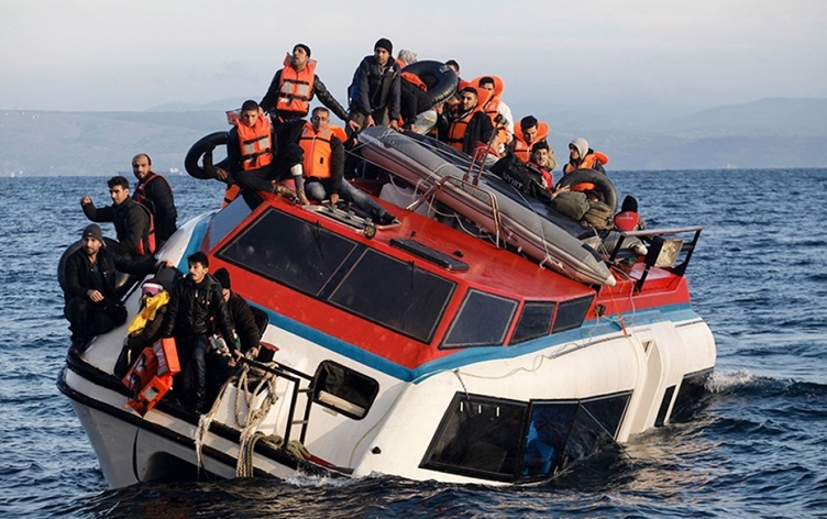 Teknede çıkan yangında en az 50 göçmen öldü