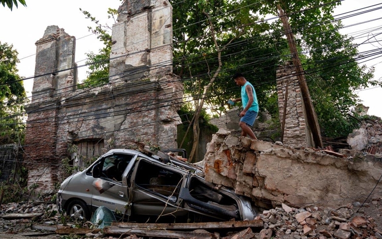 Filipinler'de 6,9 büyüklüğündeki depremde 5 kişi hayatını kaybetti
