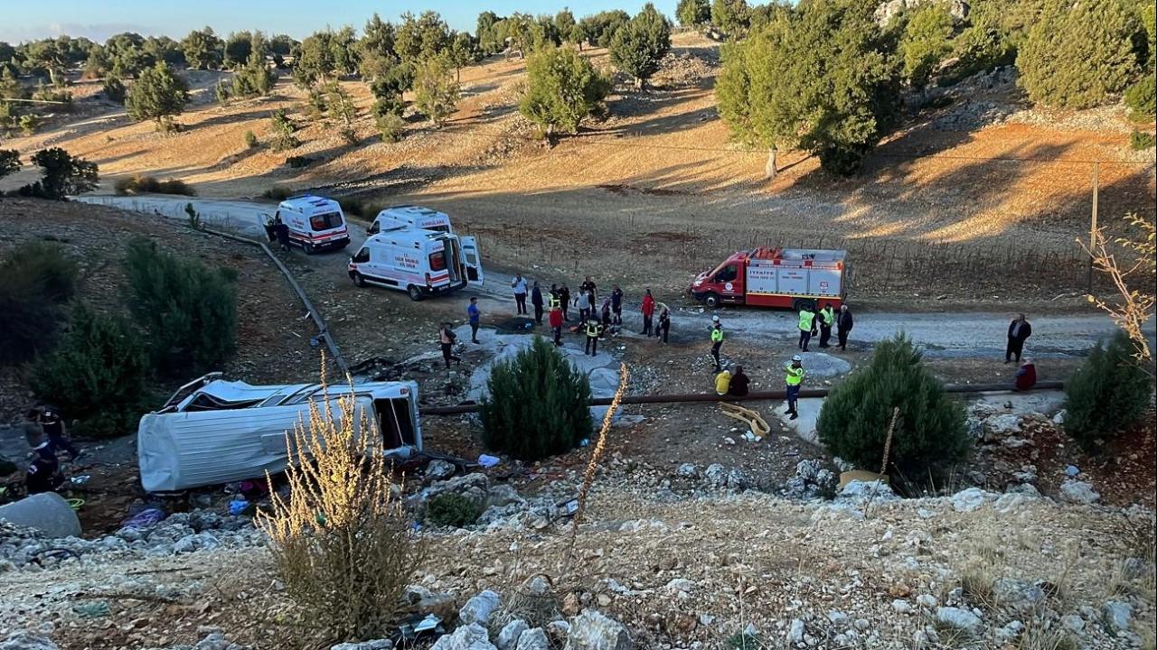 Mersin'de işçi servisi şarampole devrildi:5 ölü,14 yaralı