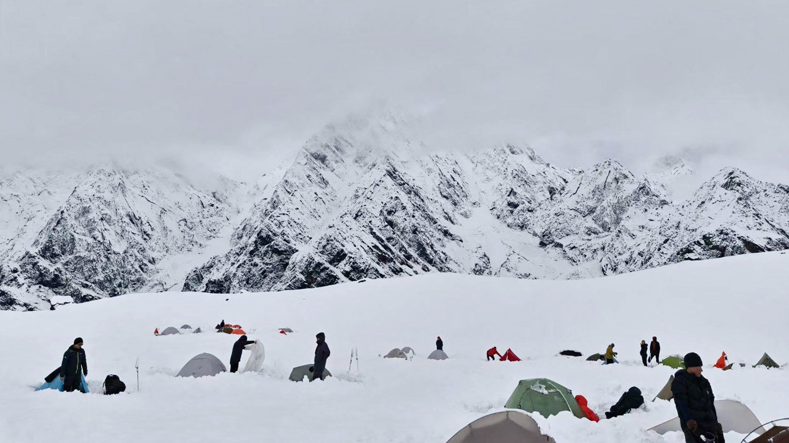 Everest'te mahsur kalan 1000'den fazla kişi kurtarıldı