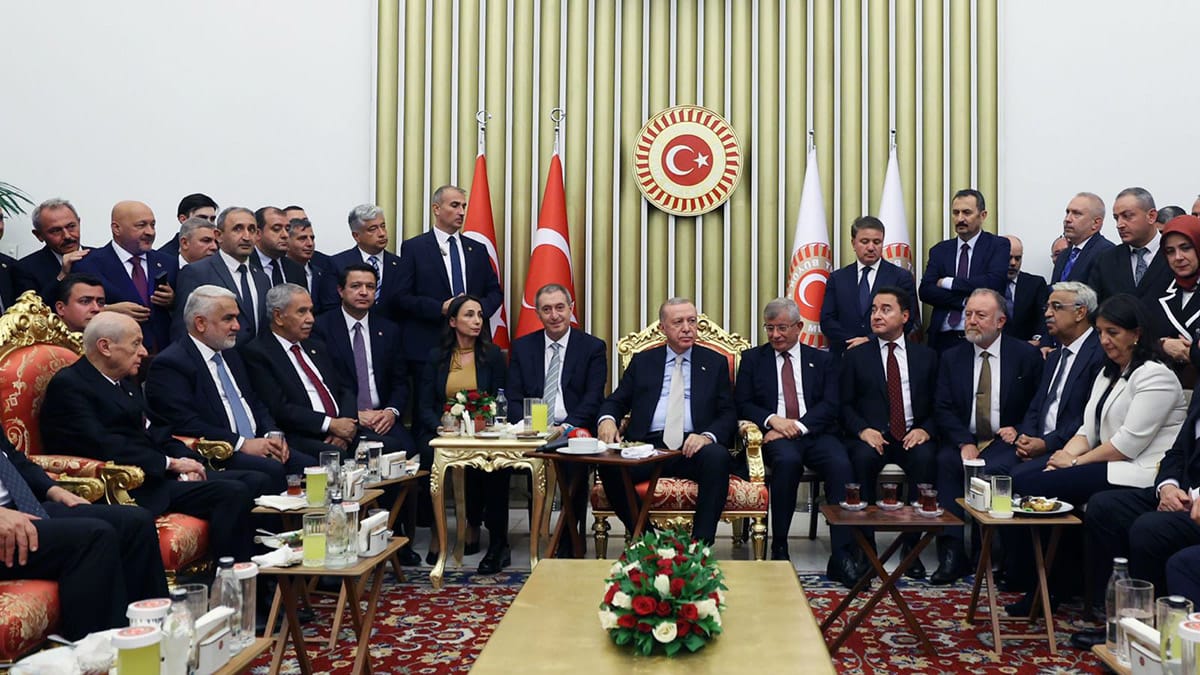 Erdoğan: Dostane bir çay sohbetinin eleştirilecek hiçbir yanı yok