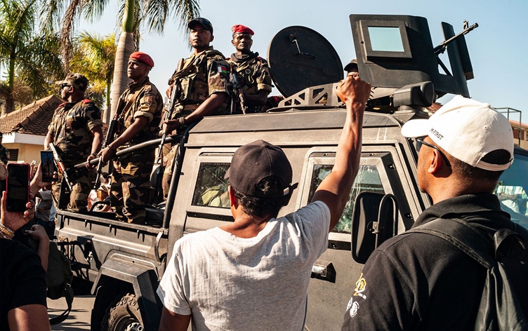 Madagaskar'da gösteriler ardından ordu yönetime el koydu
