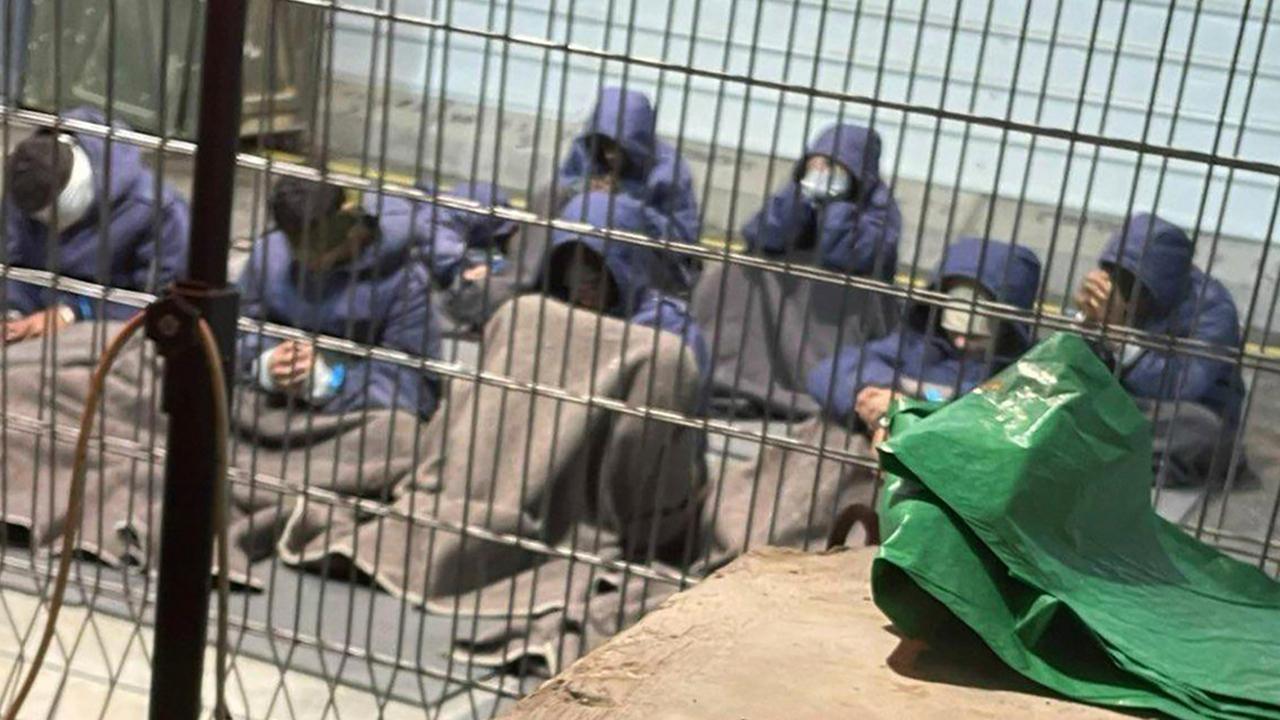 En az 135 Filistinlinin işkence izleri taşıyan naaşı İsrail’in Sde Teiman cezaevinden geldi