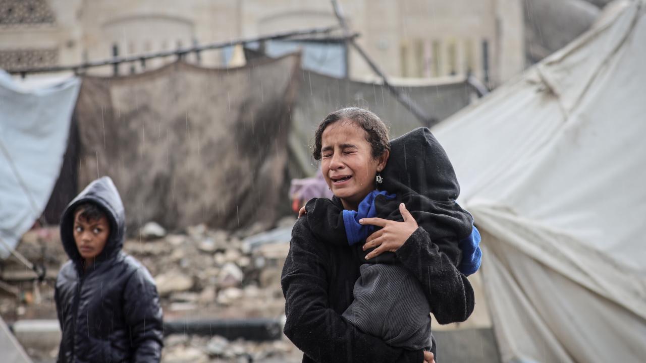 Gazze'de yoğun yağış nedeniyle katil İsrail saldırılarında evleri yıkılanların kaldığı çadırları su bastı