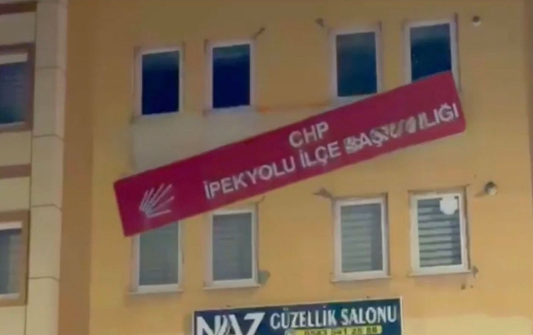 Van'da bir grup CHP binasının tabelasını kırdı