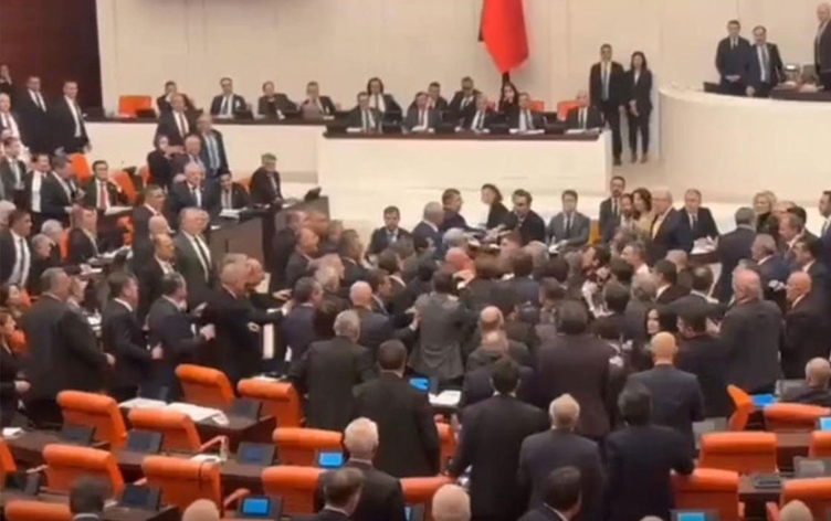 Bütçe görüşmelerinin son gününde Genel Kurul'da yumruklu kavga