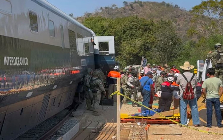 Yolcu treni raydan çıktı: 13 ölü, 98 yaralı