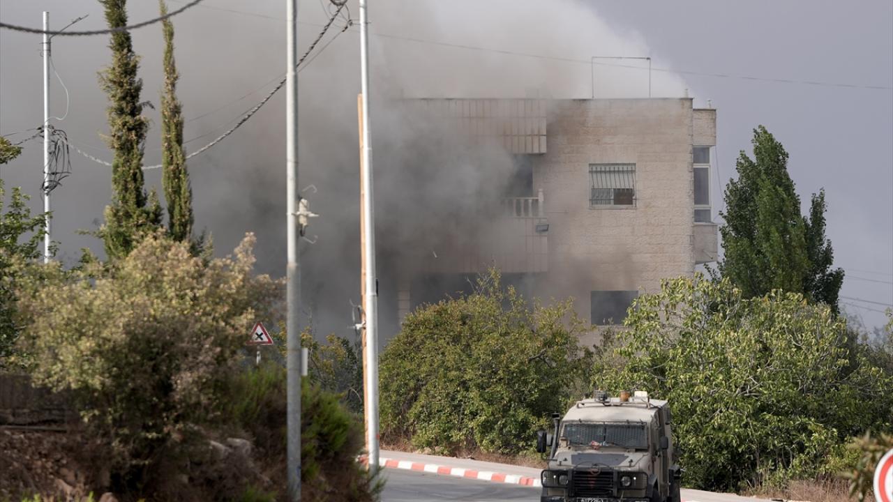 Katil İsrail Batı Şeria'da evlere gaz bombası atıyor