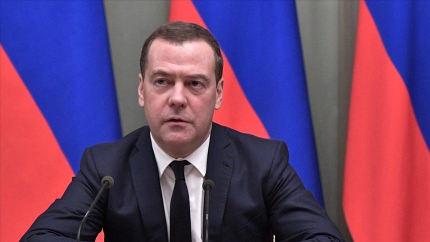 Medvedev’den Washington’a Sert Uyarı: “Rusya’yla Oynamayın”