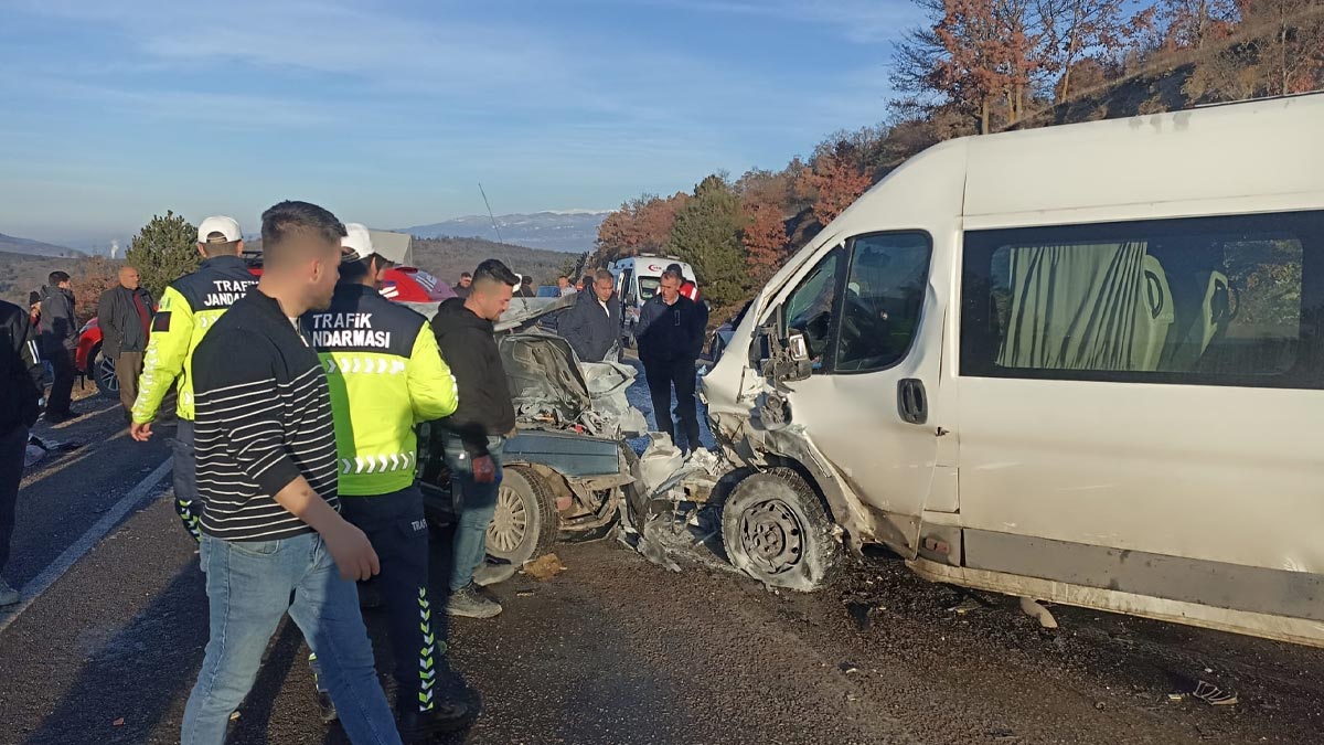Öğrenci servisi ile otomobil çarpıştı: Ölü ve yaralılar var