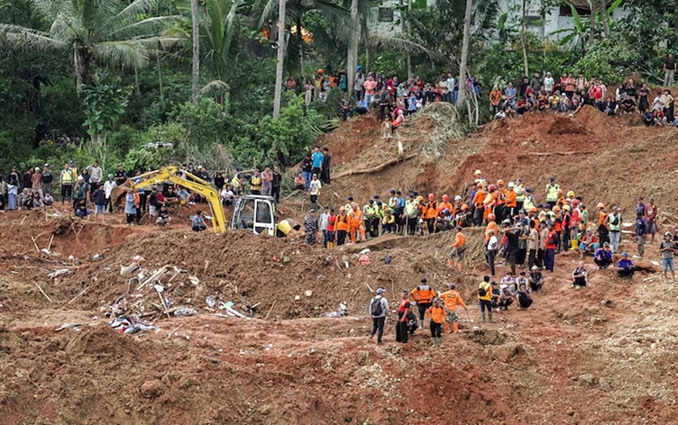 Toprak kaydı, evleri yuttu: En az 8 ölü, 82 kayıp