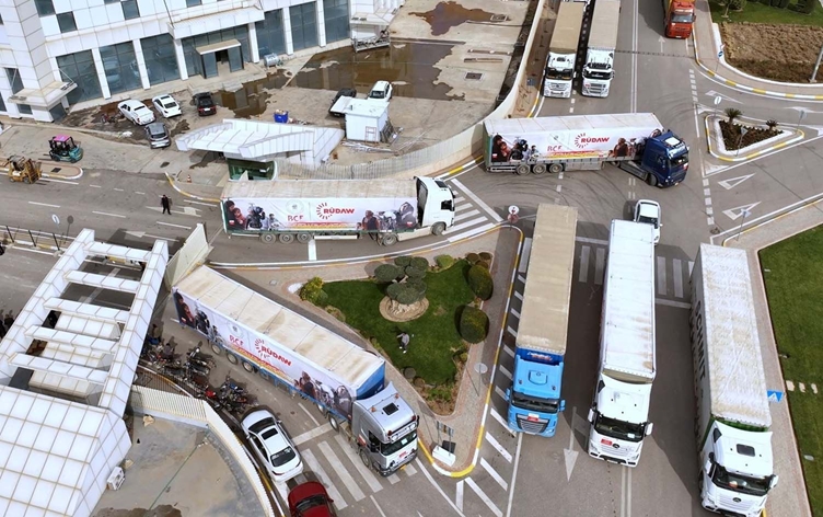 Rûdaw’ın 80 tırlık yardım konvoyu dualar eşliğinde Rojava’ya gönderildi