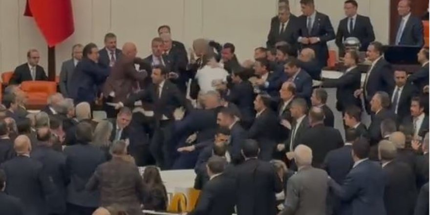 Bakanların yemin töreni öncesi milletvekilleri kavga etti