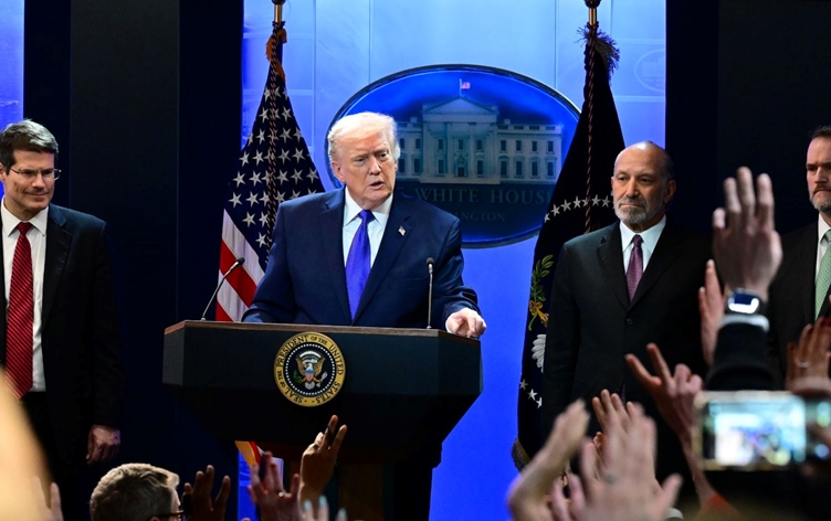 Trump, tüm ülkelere yüzde 10 tarife uygulanmasına ilişkin kararı imzaladı