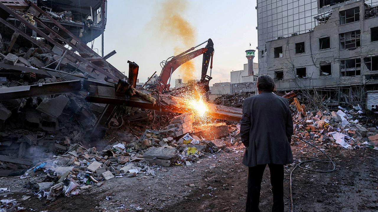 İran'a yeni saldırı dalgası: Tahran'da patlamalar