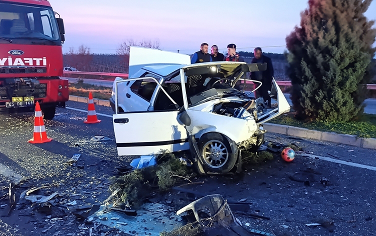 Manisa'da feci kaza: 2 ölü, 4'ü ağır 5 yaralı