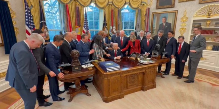 Trump'ın sapkın Evangelist papazı White, Trump'ı Hazreti İsa'ya benzetti