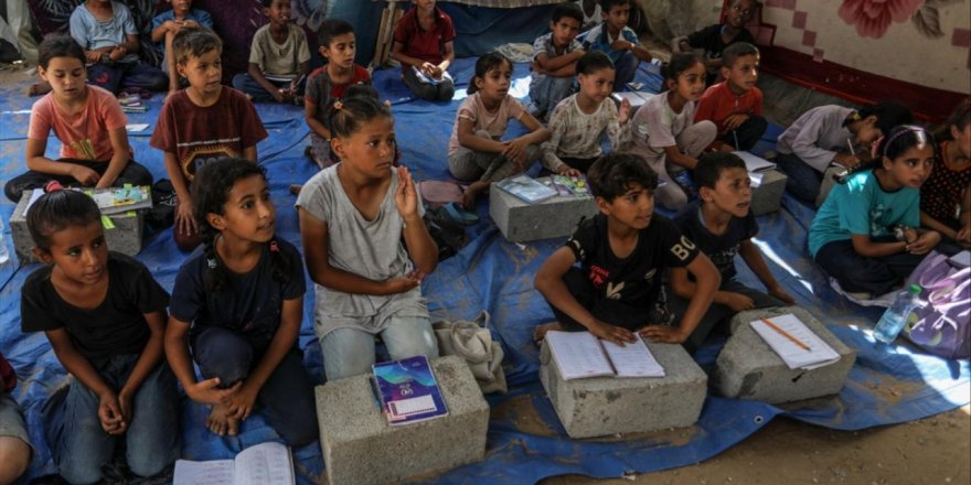 Siyonist teröristler Gazze'de çadır sınıfı vurdu: Bir kız çocuğu şehit oldu