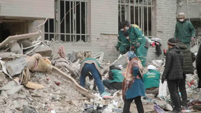 İran Kızılayı: 900’den Fazla Kişi Enkazdan Sağ Çıkartıldı