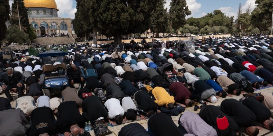 Haftalar sonra Mescid-i Aksa'da cuma namazına Filistinliler akın etti