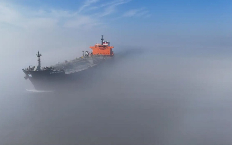 Hürmüz Boğazı’nda 3 gemiye ateş açıldı