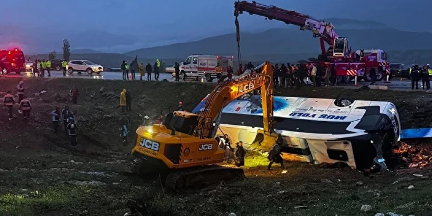 Yolcu otobüsü şarampole devrildi: Dört kişi hayatını kaybetti