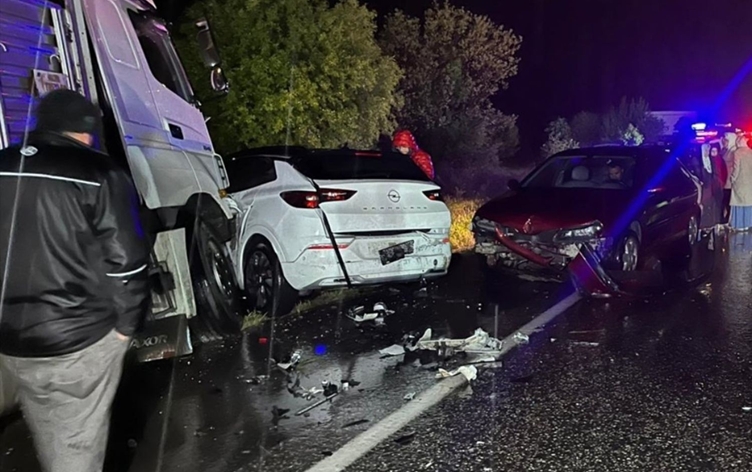 Tır karşı şeride geçti 6 araca çarptı: Bir aile yok oldu