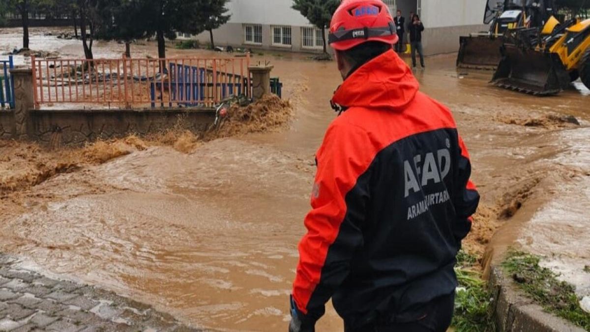 AFAD: Şiddetli hava koşullarında 2 kişi hayatını kaybetti, 33 kişi yaralandı