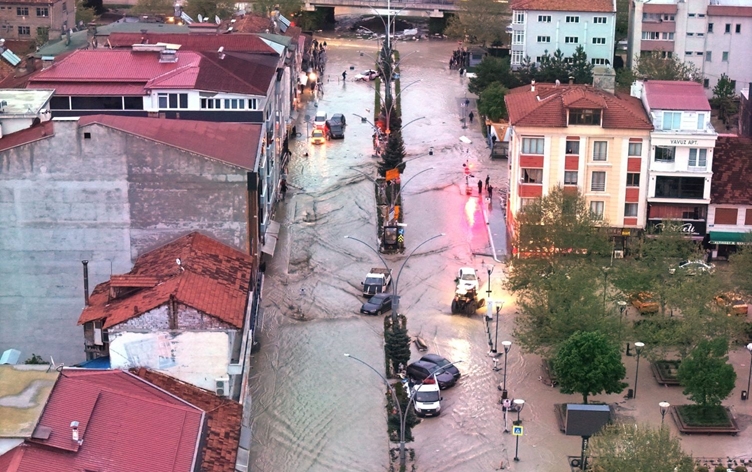 Havza’yı sel suyu bastı, eğitime ara verildi