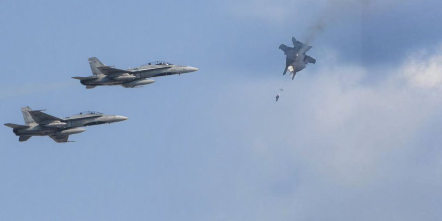 ABD'de hava gösterisi sırasında iki savaş uçağı çarpıştı