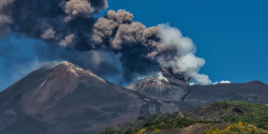 Etna Yanardağı'nda patlama