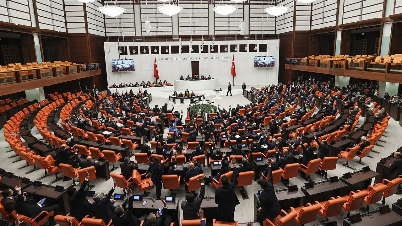 Komîsyona Dadê ya Parlamentoya Tirkiyeyê ji bo pêşniyaryasayê dicive