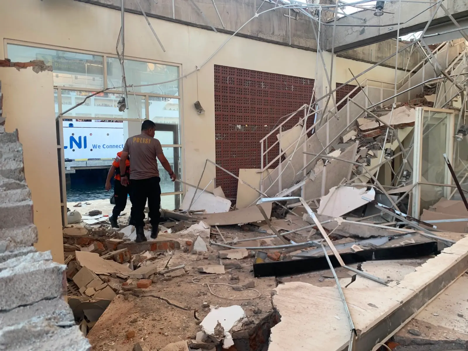 Endonezya'da 7.7 büyüklüğünde deprem: 5 kişi hayatını kaybetti