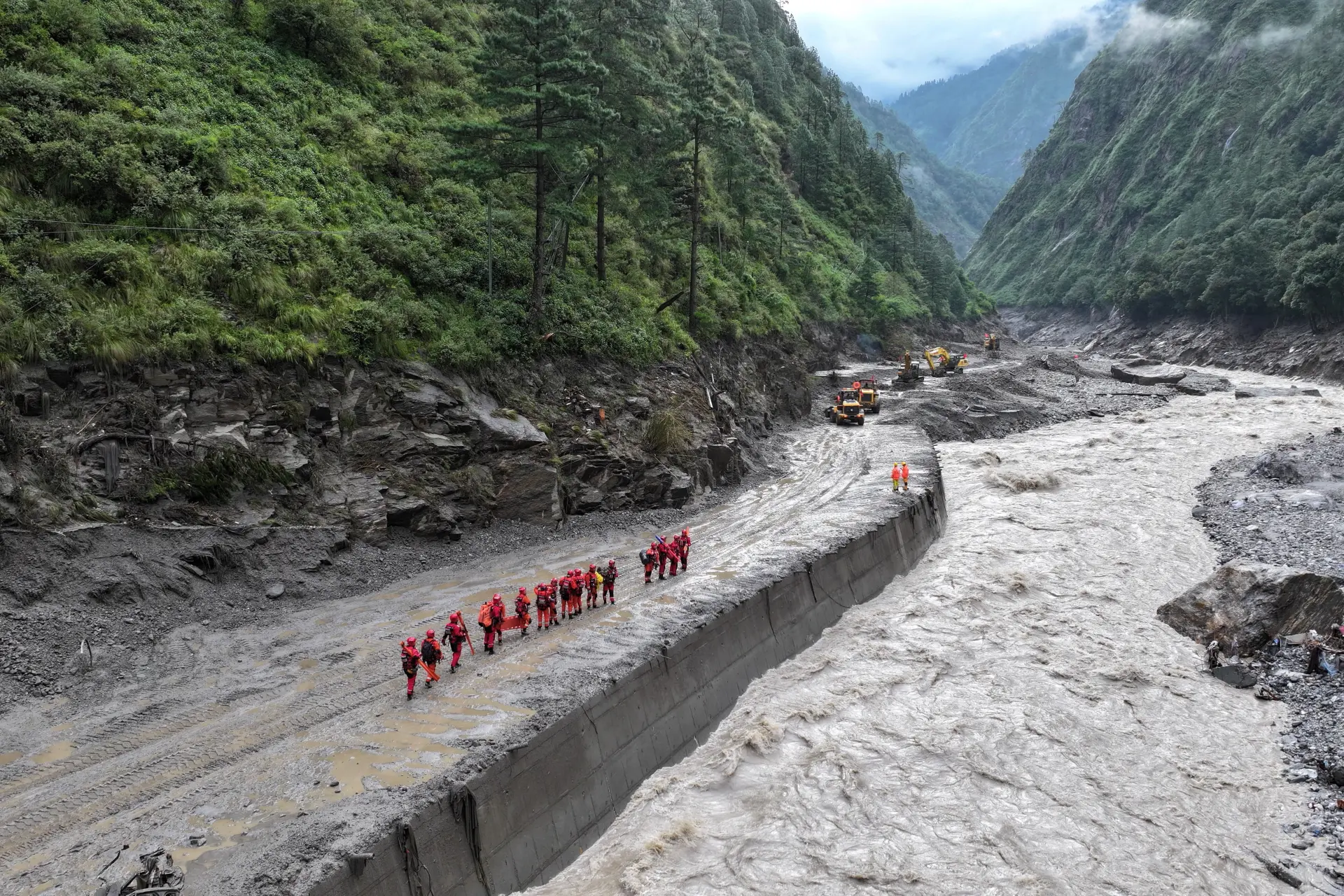 Nepal'de yeni tehlike: Baraj çöktü, acil tahliye uyarısı yapıldı