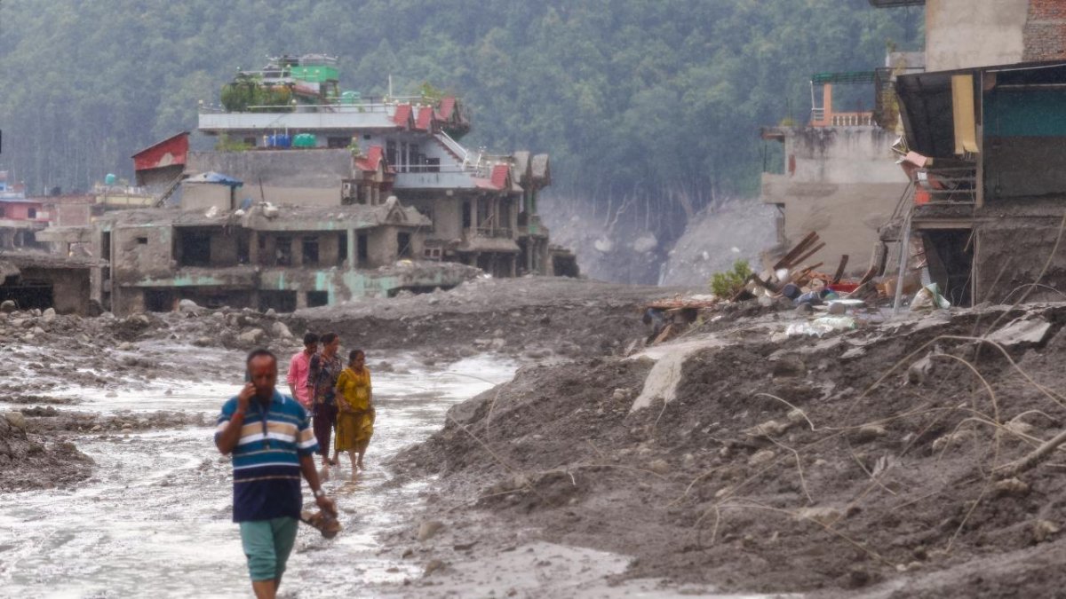 BM: Nepal'deki seller 2,2 milyon ton enkaz bıraktı, bin 50 kişi öldü