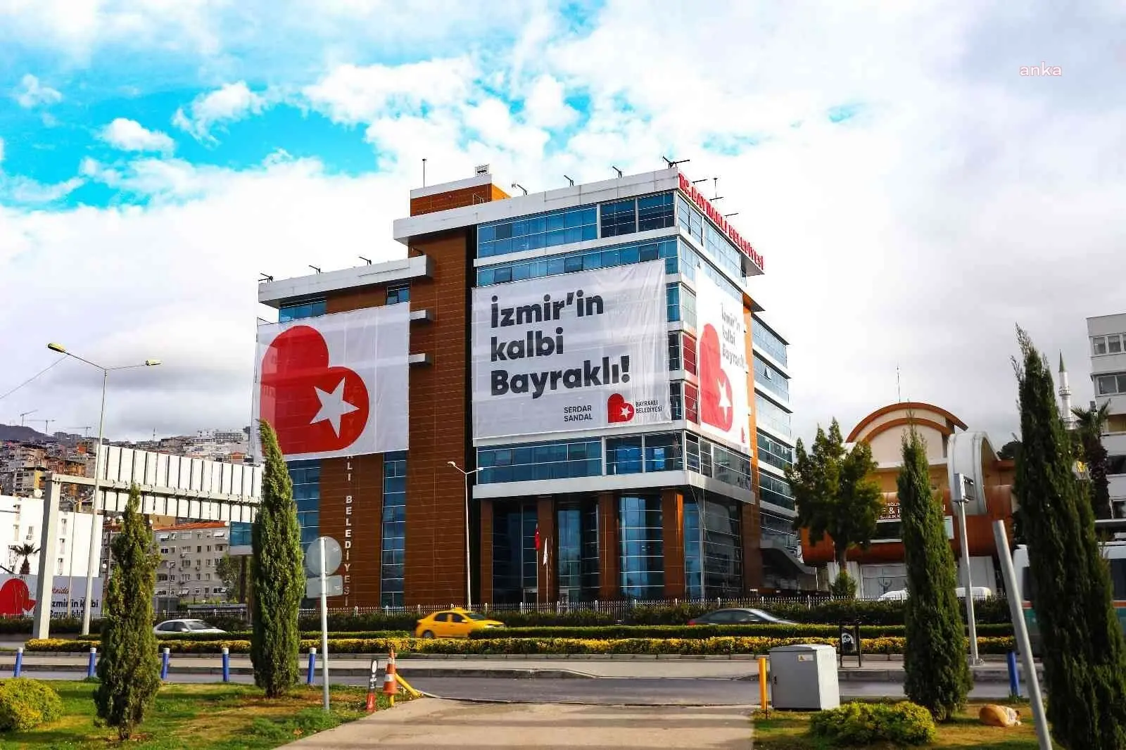 Bayraklı Belediyesi’ne operasyon: 45 kişi gözaltına alındı