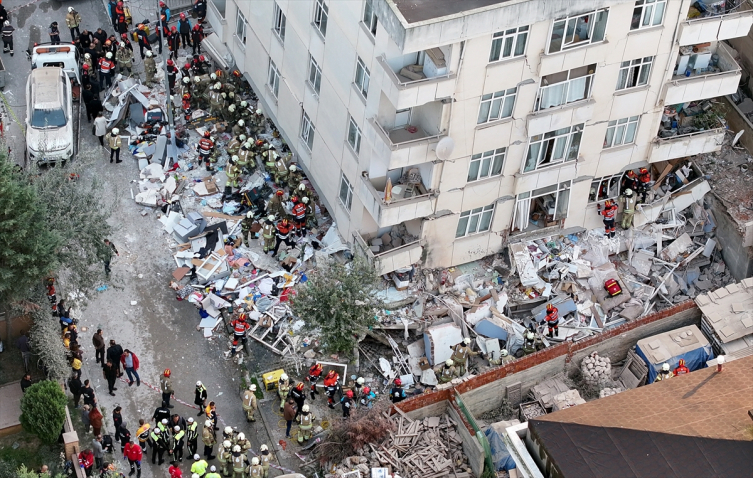 İstanbul’da 7 katlı binanın 3 katı çöktü: 4 kişi sağ kurtarıldı