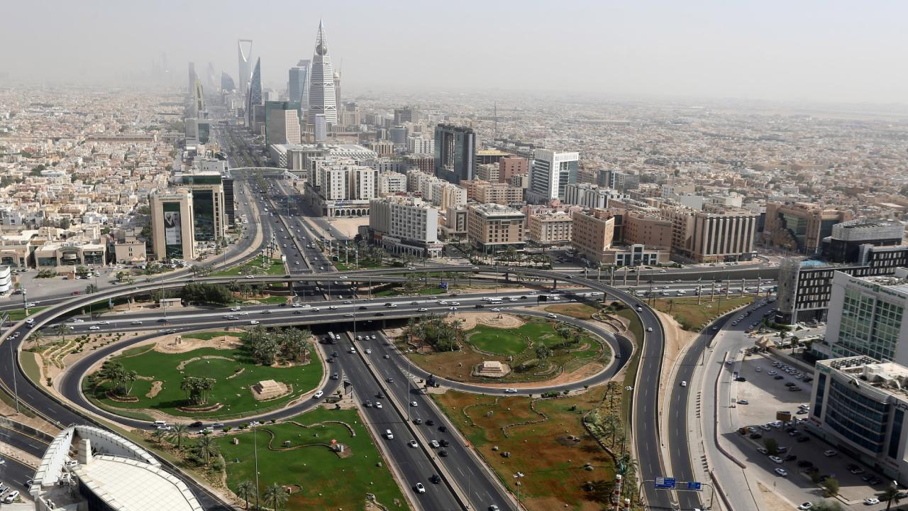 Suudi Arabistan'ın başkenti Riyad'da saldırı uyarısı sonrası patlama sesleri duyuldu