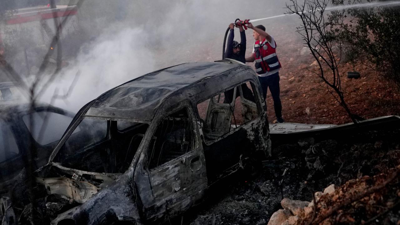 Filistin topraklarını gasbeden İsrailliler Batı Şeria'da çiftçilere saldırdı, araçları kundakladı