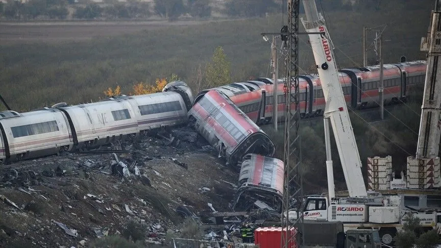 İspanya'daki iki hızlı trenin çarpıştığı kazada 68 kişi hayatını kaybetti