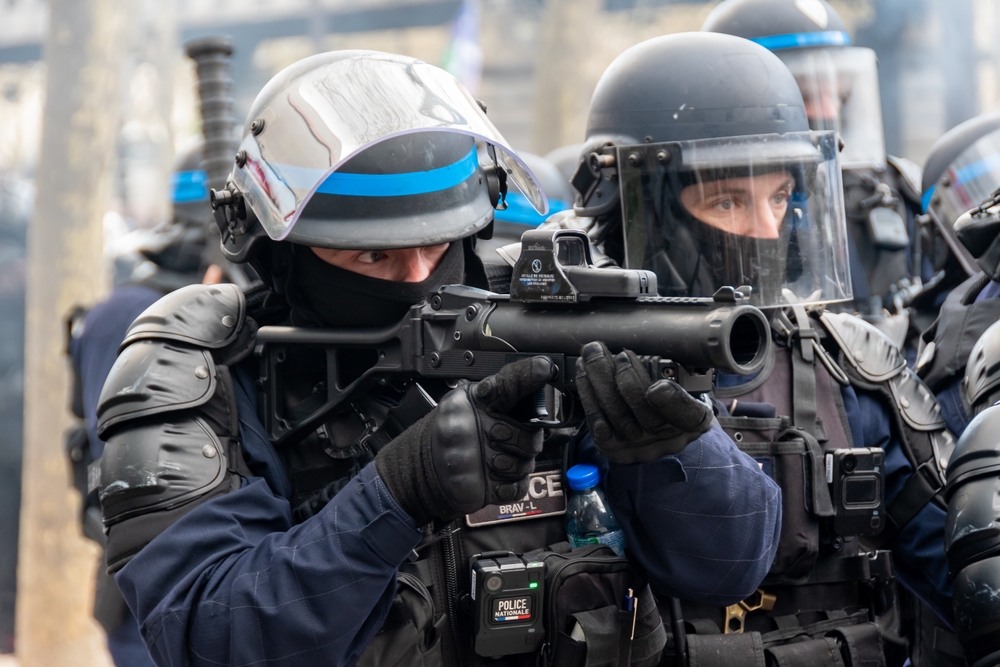 Fransa'da protestolar büyüyor: 70 bin polis teyakkuza geçti