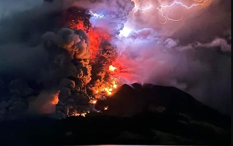 Dağ patladı: Binlerce kişi tahliye ediliyor