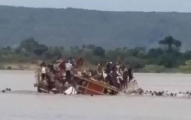 Yolcu teknesi battı: En az 58 kişi öldü