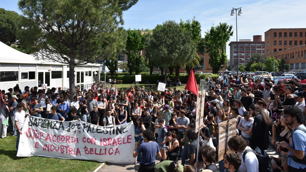 İtalya'da öğrenciler Filistin için yürüdü